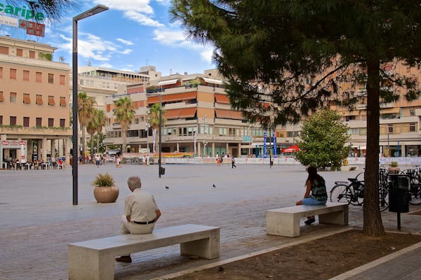 Piazza della Rinascita mettant en vedette square ou place