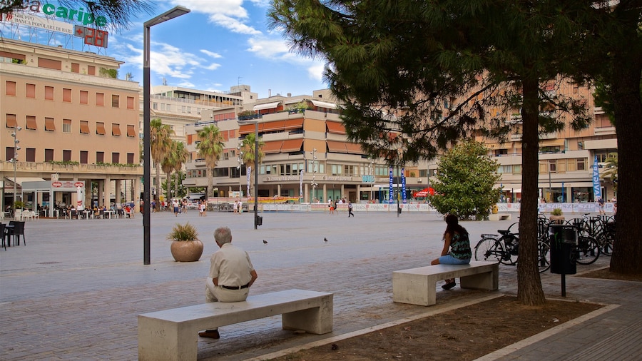 Piazza della Rinascita caracterizando uma praça ou plaza