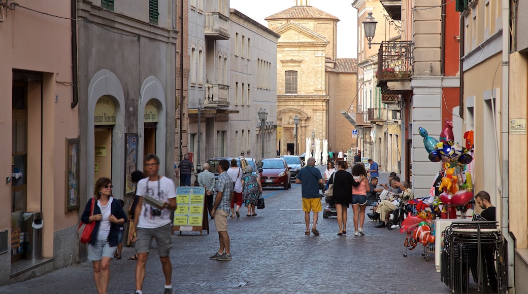 Atri mostrando strade cosi come un piccolo gruppo di persone