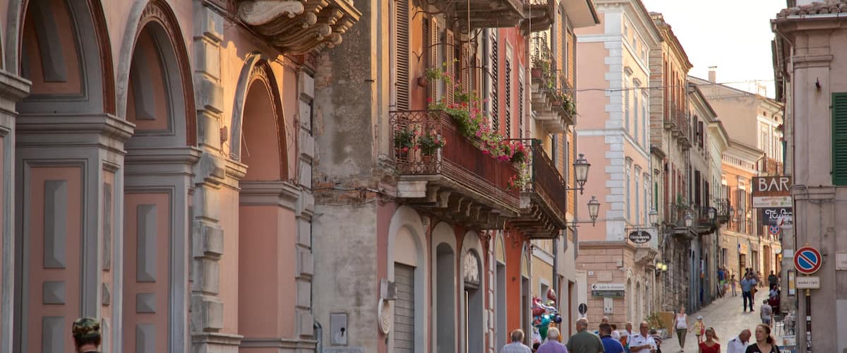 Atri qui includes scènes de rue aussi bien que petit groupe de personnes