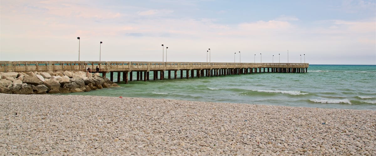 Roseto degli Abruzzi qui includes plage de galets et vues littorales