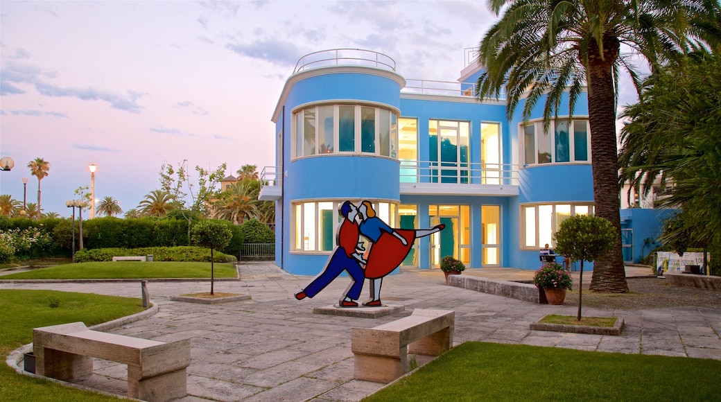 Museo Palazzina Azzurra mostrando arte al aire libre y una puesta de sol