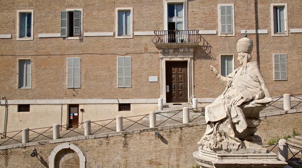 Piazza del Plebiscito das einen religiöse Elemente und Statue oder Skulptur