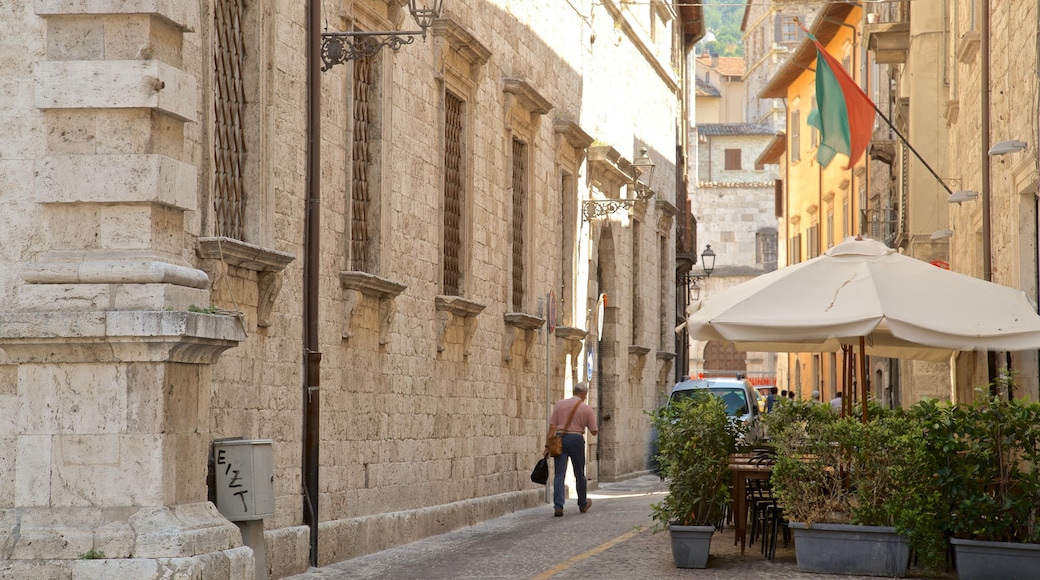 Piazza Arringo que incluye elementos del patrimonio y escenas urbanas y también un hombre