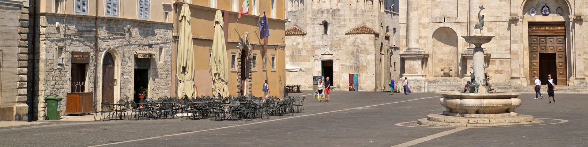 Piazza Arringo which includes a fountain and heritage elements