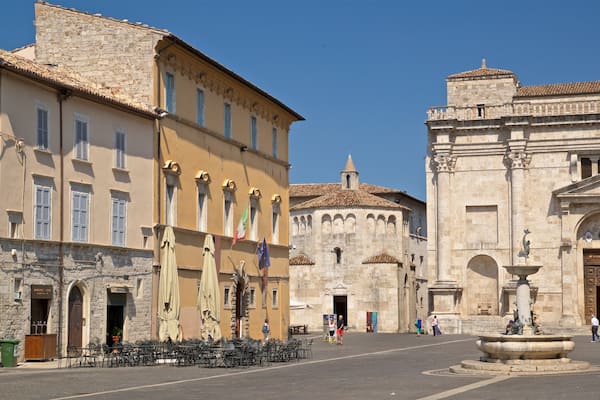 Piazza Arringo qui includes fontaine et patrimoine historique