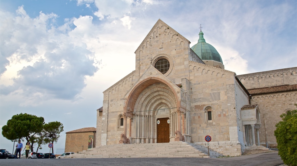 Catedral de San Ciriaco que inclui arquitetura de patrimĂŽnio e uma igreja ou catedral
