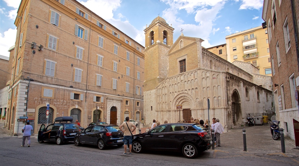 Chiesa di Santa Maria della Piazza trong đó bao gồm nhà thờ và di sản