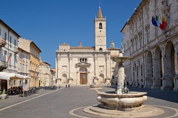 Cathédrale d\'Ascoli Piceno montrant fontaine et patrimoine historique