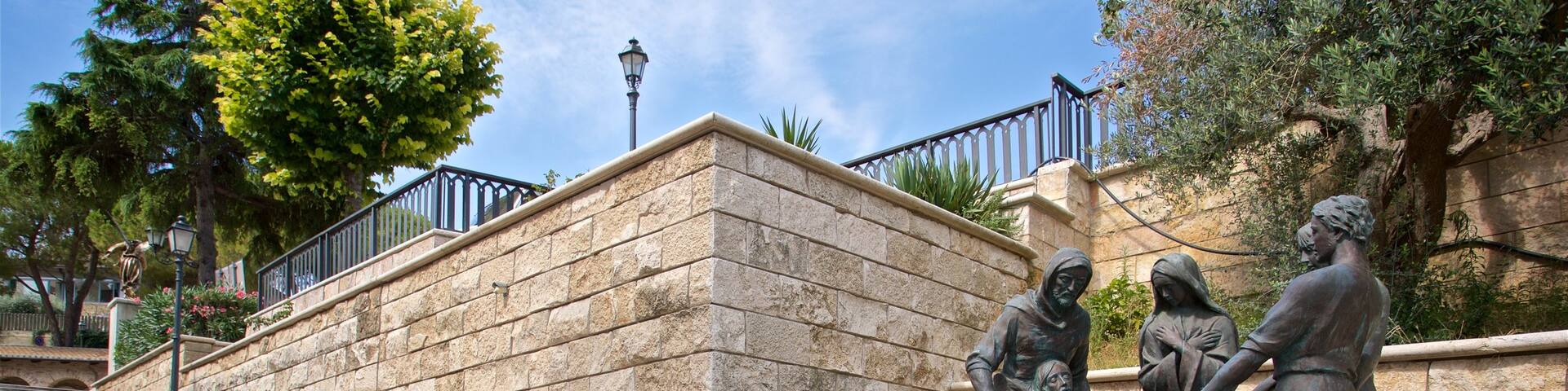 Dello Splendore Museum featuring flowers and a statue or sculpture