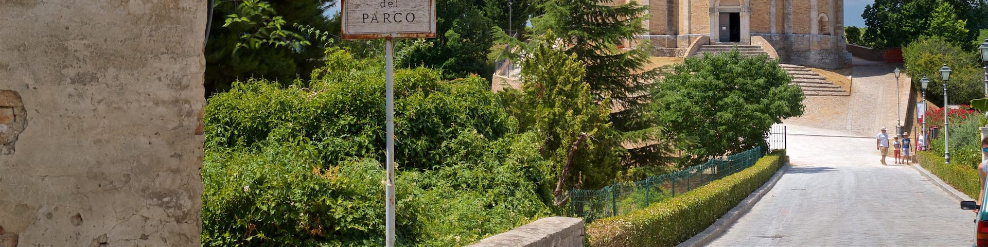 Ăglise de Santa Maria della Rocca montrant patrimoine architectural et signalisation