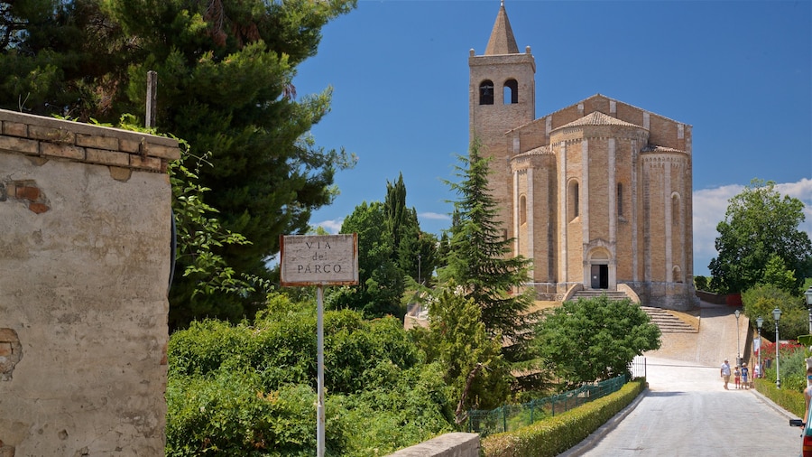 Ăglise de Santa Maria della Rocca qui includes signalisation et patrimoine architectural