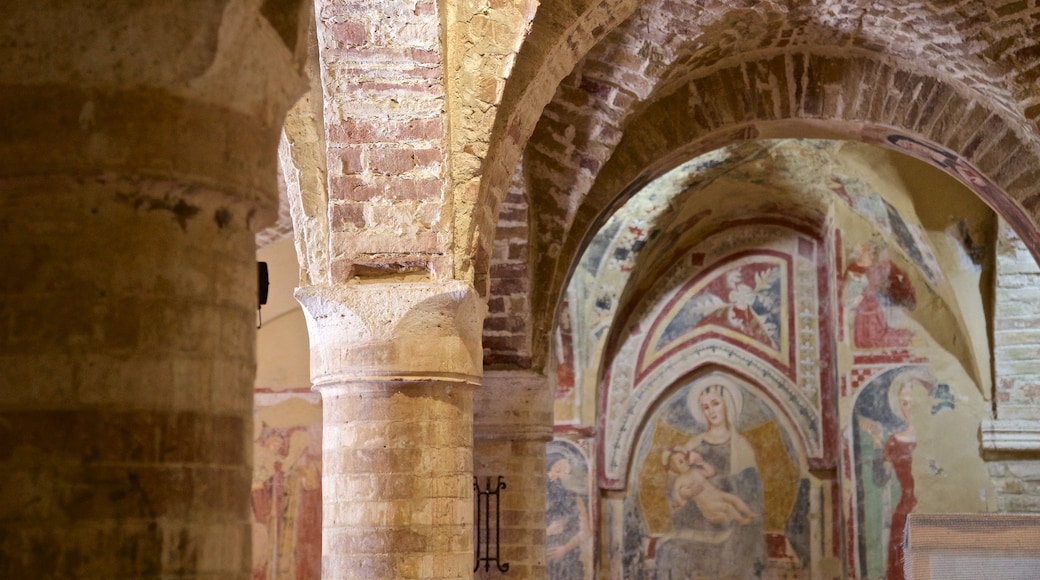 Chiesa di Santa Maria della Rocca mostrando arte, elementi religiosi e vista interna