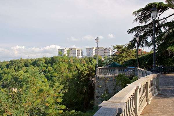 Villa Comunale dei Cappuccini showing views