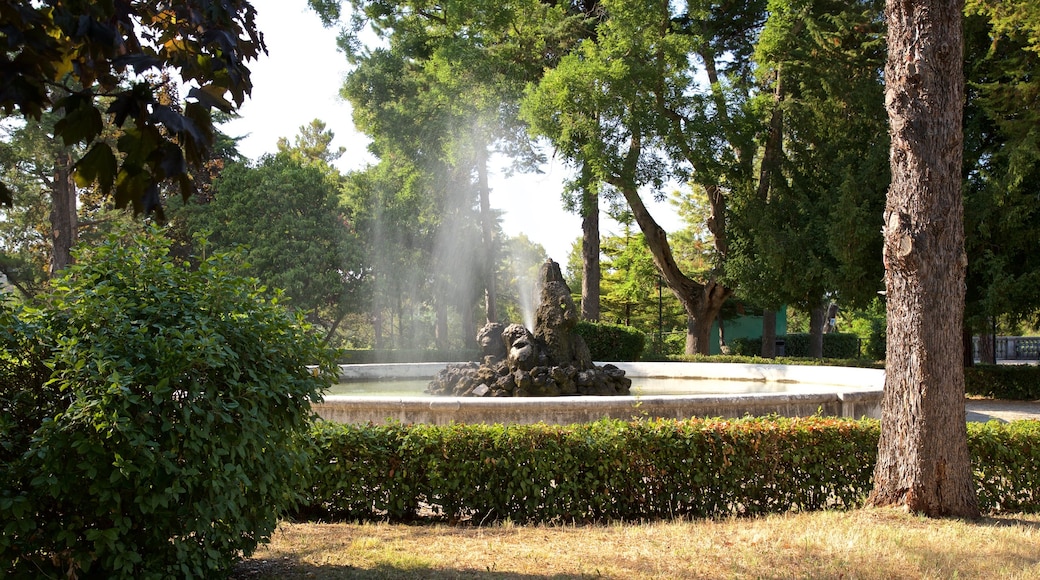 Villa Comunale dei Cappuccini ofreciendo un parque y una fuente