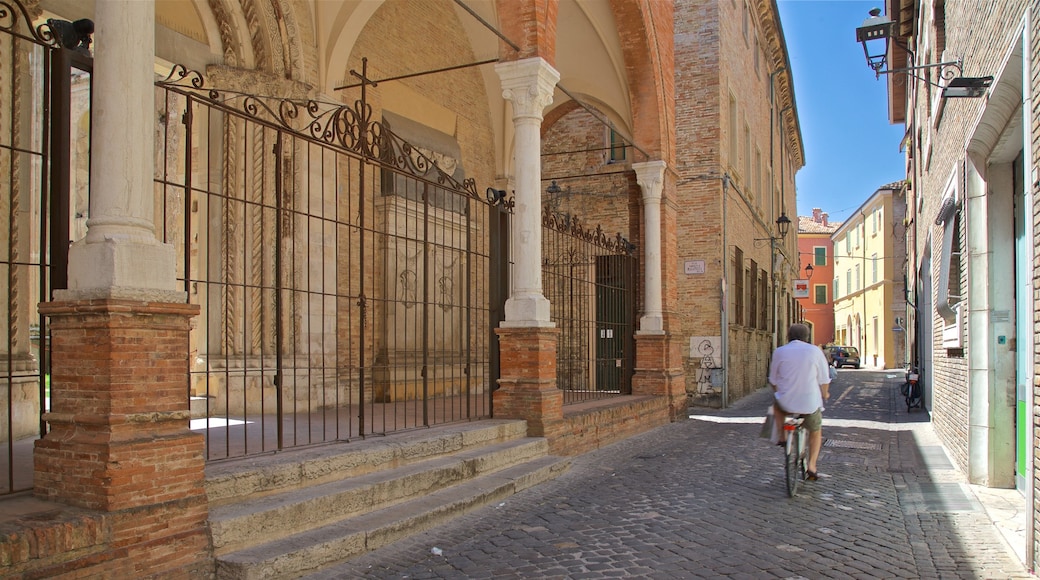 Chiesa San Francesco bevat fietsen en ook een man