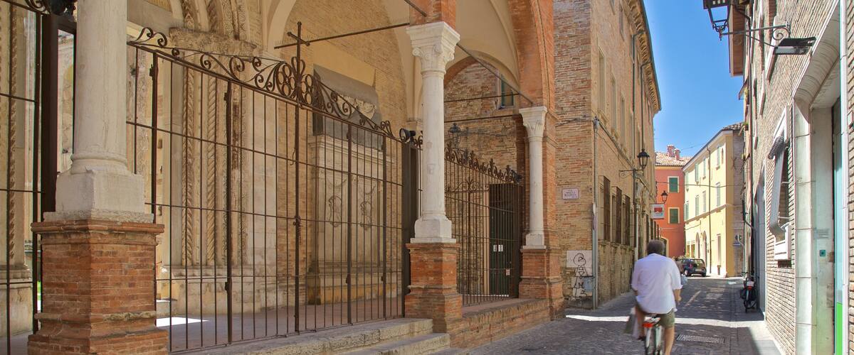 Chiesa San Francesco mettant en vedette vélo aussi bien que homme