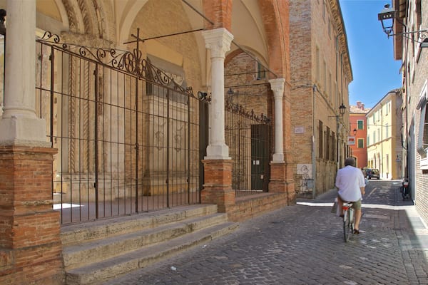 Chiesa San Francesco mit einem Fahrradfahren sowie einzelner Mann