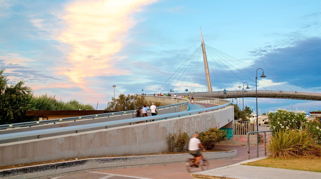 Ponte del Mare toont een brug en een zonsondergang