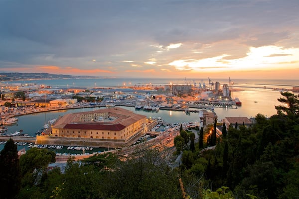 Mole Vanvitelliana qui includes vues littorales, marina et coucher de soleil
