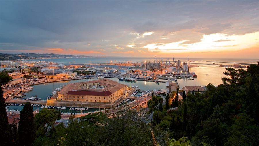 Mole Vanvitelliana which includes landscape views, a marina and general coastal views
