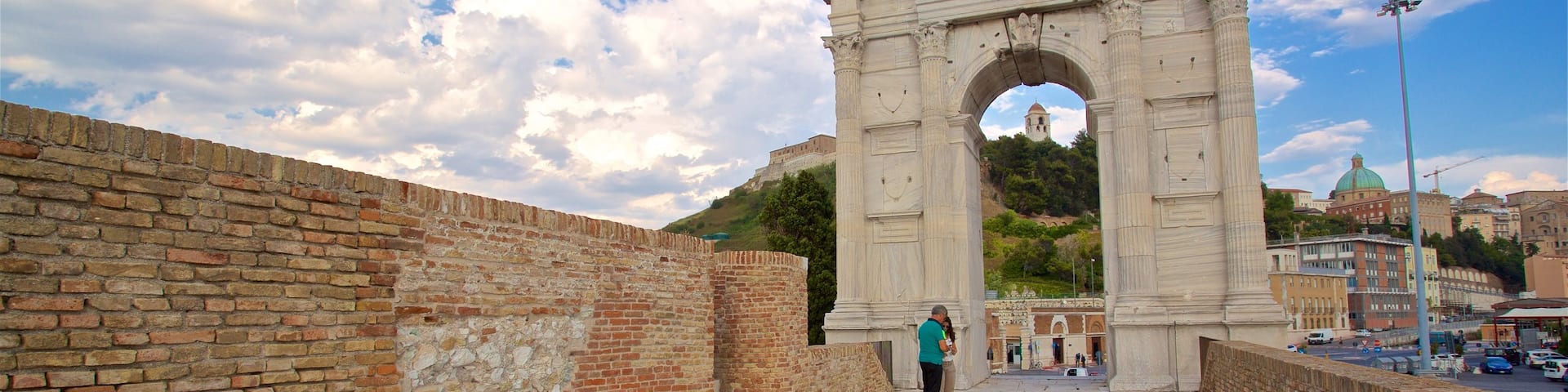 Arco di Traiano das einen Geschichtliches sowie Paar
