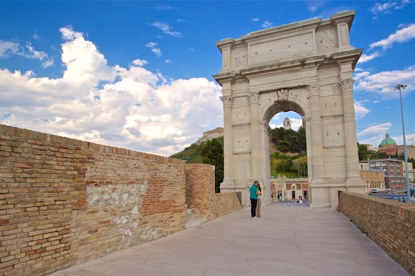Arco di Traiano montrant patrimoine historique aussi bien que couple