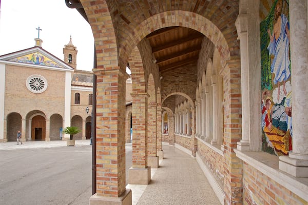 Santuario della Madonna dello Splendore welches beinhaltet Outdoor-Kunst, Kirche oder Kathedrale und religiöse Elemente