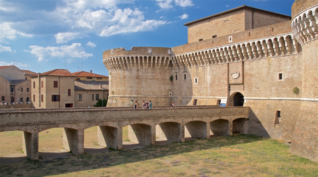 Rocca Roveresca di Senigallia og byder på slot eller palads, historiske bygningsværker og en bro