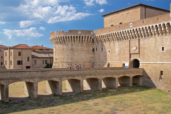 Rocca Roveresca di Senigallia qui includes chĂąteau ou palais, pont et patrimoine architectural