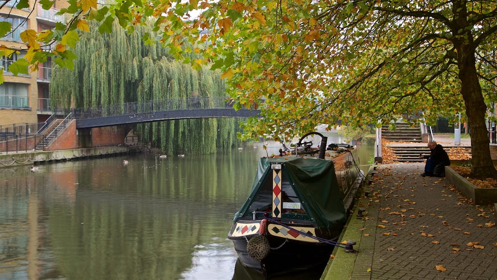 Kennet & Avon Canal mit einem Fluss oder Bach