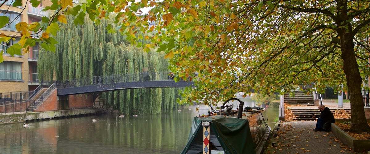 Kennet & Avon Canal ofreciendo un río o arroyo