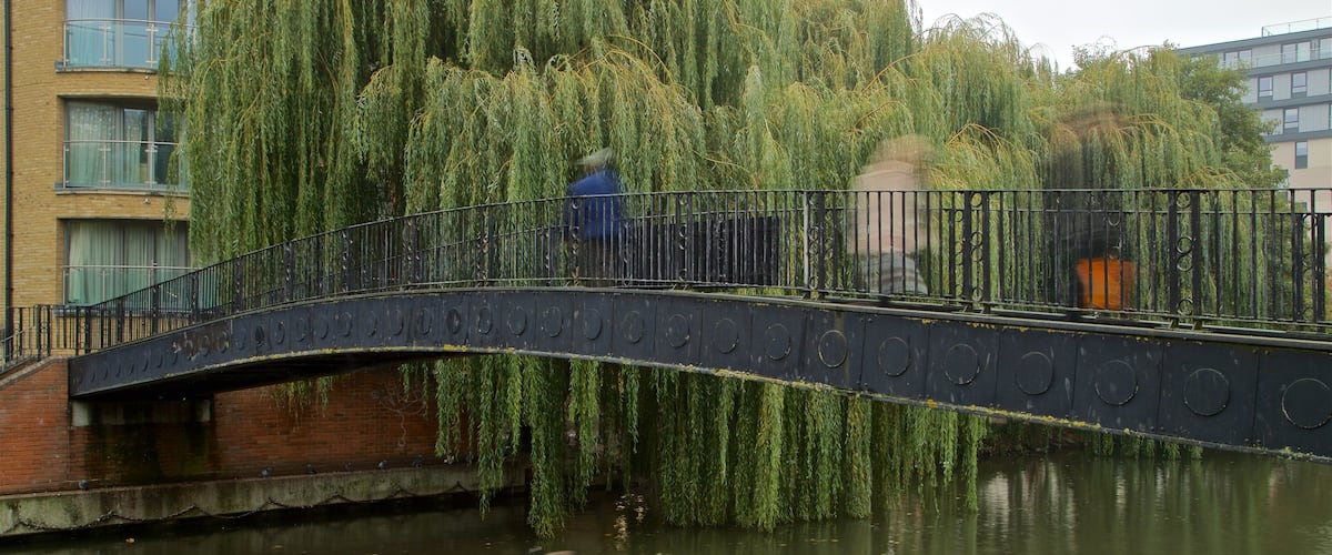 Kennet & Avon Canal mettant en vedette rivière ou ruisseau et pont