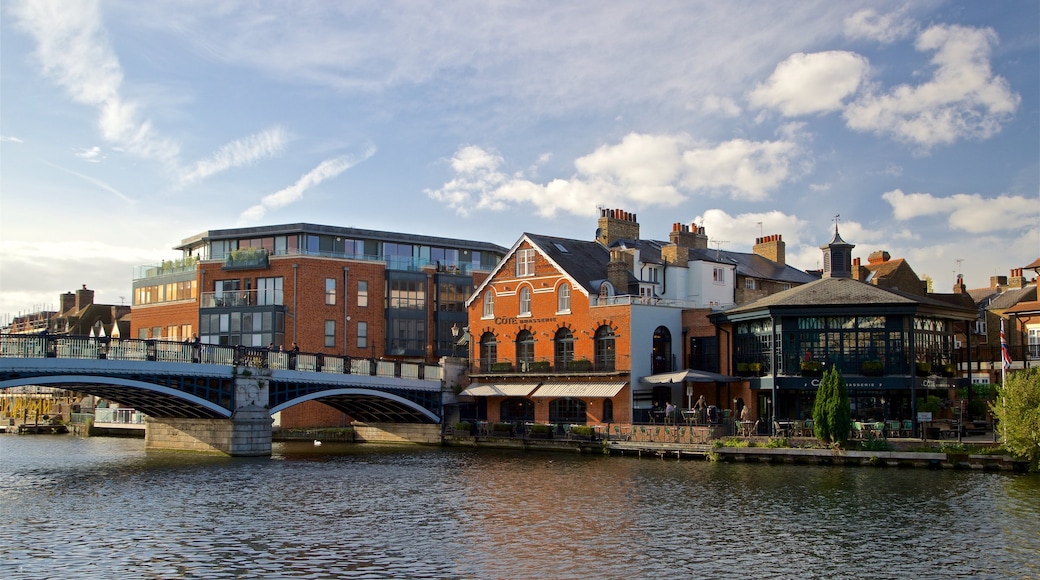 Eton mettant en vedette riviĂšre ou ruisseau et pont