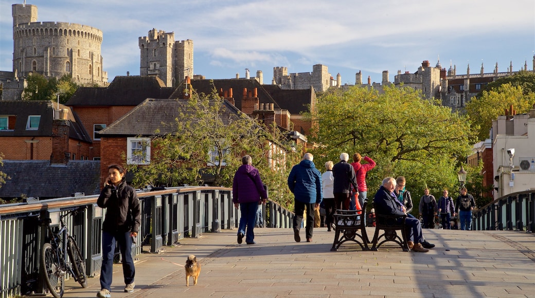 Windsor montrant scĂšnes de rue aussi bien que petit groupe de personnes