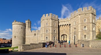 Windsor Castle que inclui um pequeno castelo ou palácio e arquitetura de patrimônio