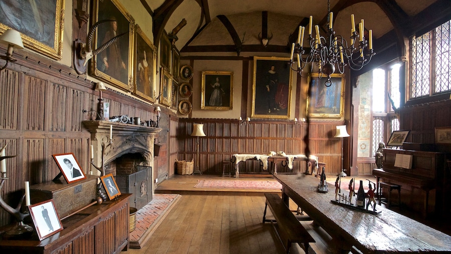 Dorney Court mostrando arte, uma casa e elementos de patrimĂŽnio