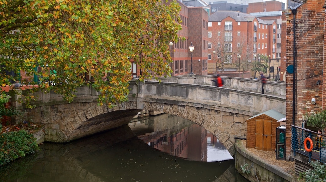 Kennet & Avon Canal som visar en bro och en å eller flod