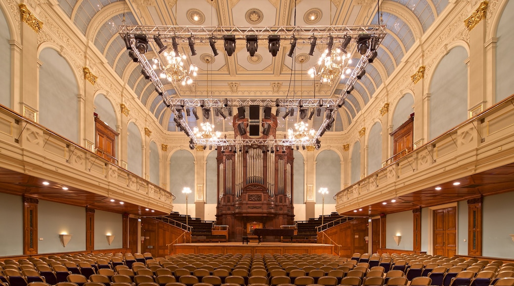 Museo y Ayuntamiento de Reading que incluye vistas interiores, elementos del patrimonio y escenas de teatro