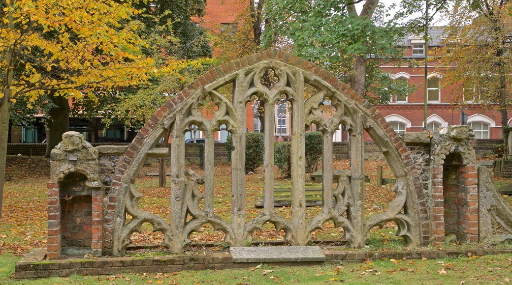 St. Laurence Church showing a park, heritage elements and autumn leaves