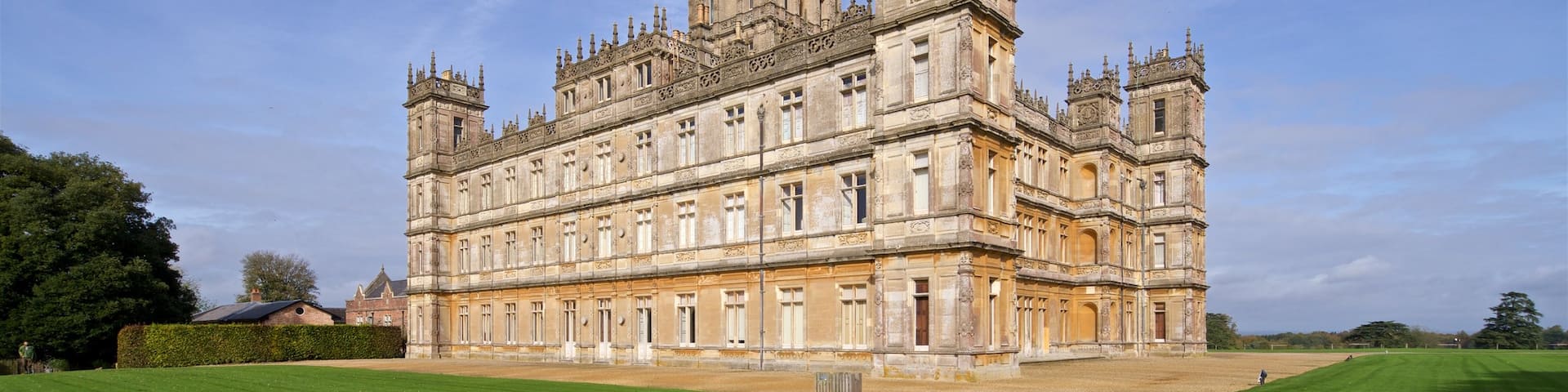Highclere Castle showing landscape views and heritage architecture