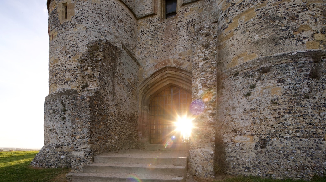 Donnington Castle showing building ruins, a sunset and heritage elements