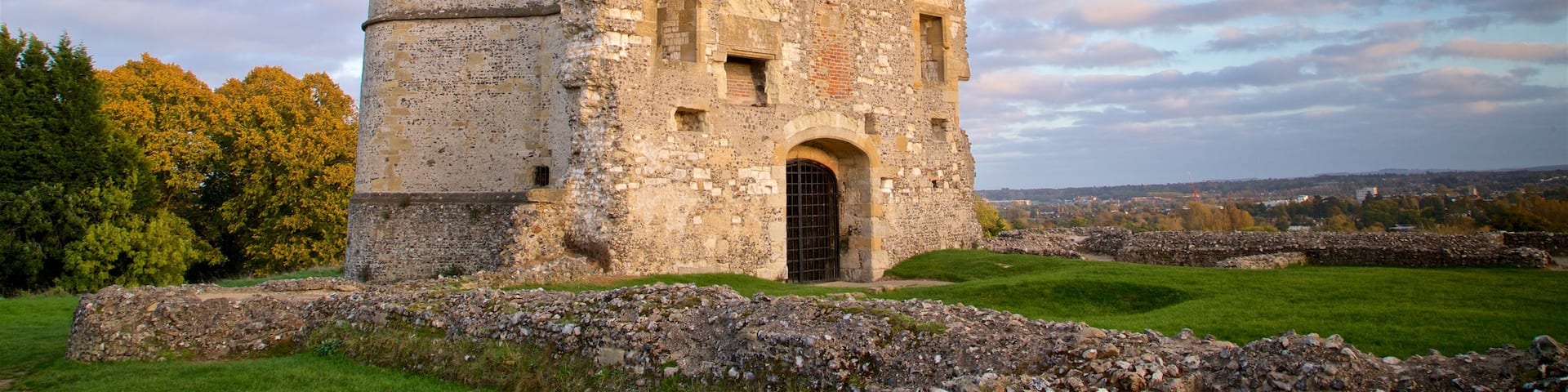 Donnington Castle mit einem Landschaften, Sonnenuntergang und Gebäuderuinen