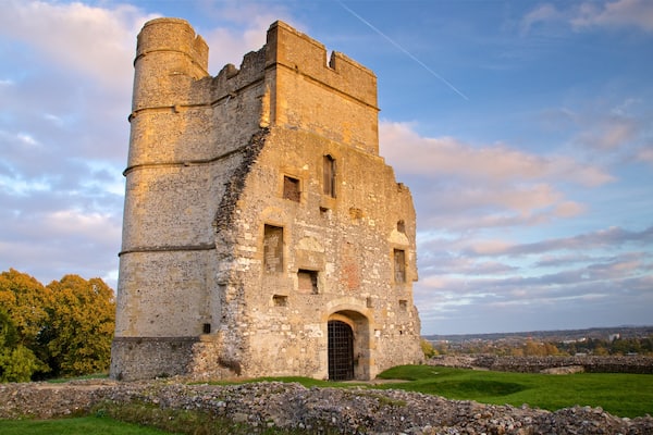 Donnington Castle mit einem Landschaften, Sonnenuntergang und Gebäuderuinen