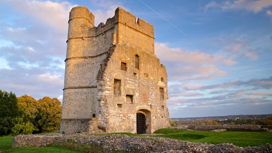 Donnington Castle mostrando uma ruĂna, paisagem e arquitetura de patrimĂŽnio