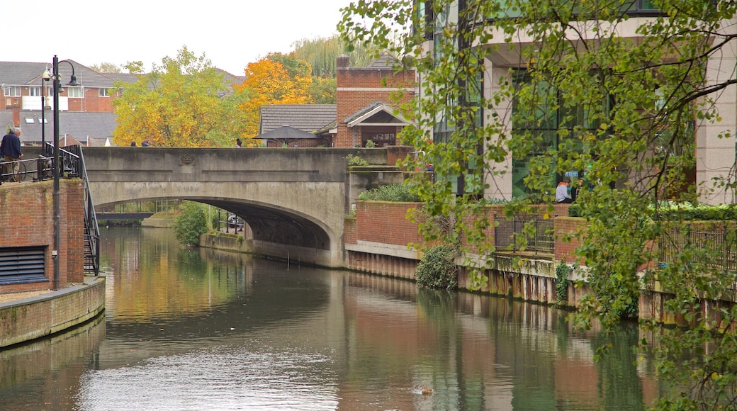 Kennet & Avon Canal ofreciendo un puente y un río o arroyo