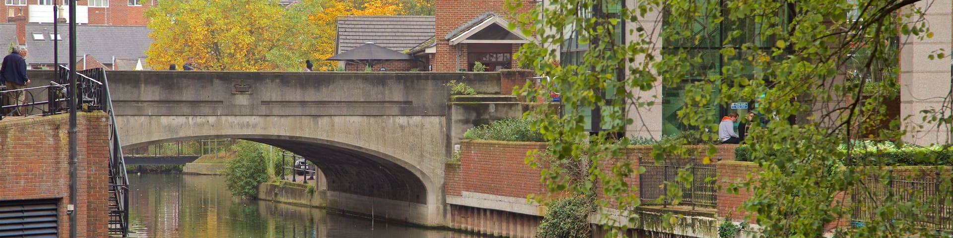 Kennet & Avon Canal montrant pont et riviĂšre ou ruisseau