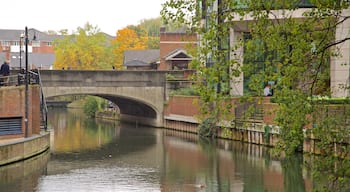 Kennet & Avon Canal mostrando ponte e fiume o ruscello