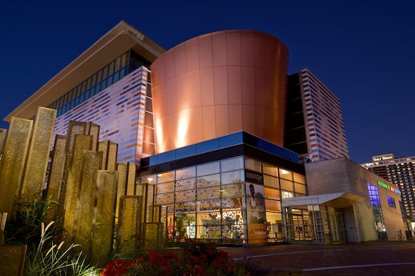 Musée Muhammad Ali Center montrant scènes de nuit et architecture moderne