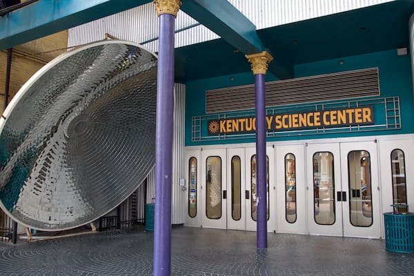 Centre de la science de Louisville mettant en vedette art en plein air